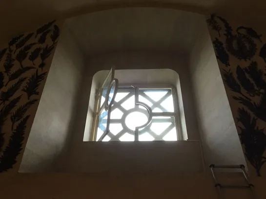 Adaptation des deux oculi de la salle de l’attique par la mise en place d’ouvrants complémentaires permettant l’amélioration du désenfumage de la salle.