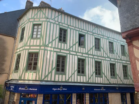 Restauration du pan de bois & de la charpente. Remplacement des Menuiseries bois. Dépose totale de la façade pan de bois, réfection de l'ensemble dans nos ateliers puis repose à l'identique. 