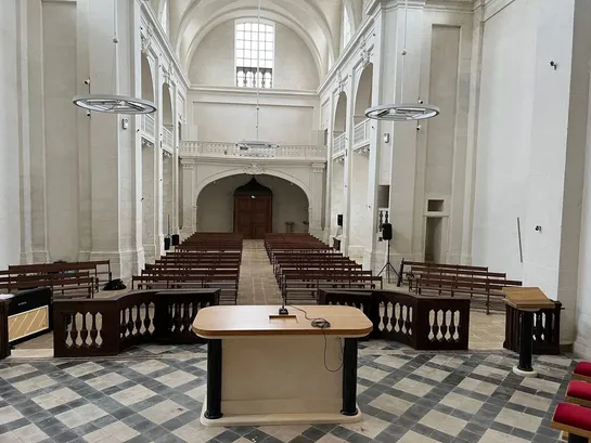 Chapelle St Yves (Vannes) - Monument historique. Restauration des confessionnaux, barrières de communion, portail d'entrée, dôme tambour, portes. Fabrication des menuiseries bois à lames croisées, tambour et mobilier liturgique (Autel, Ambon, Bancs)