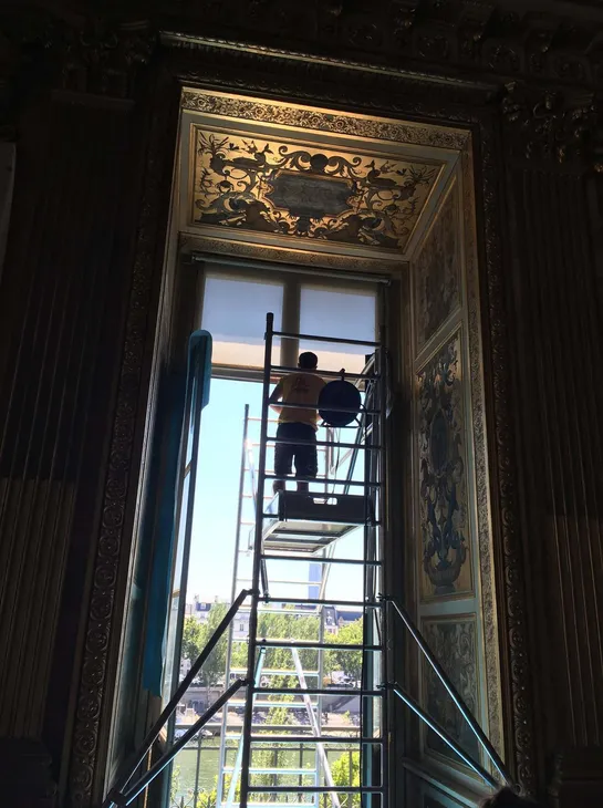 Réfection en cours de la Menuiserie "accès Pompier". Galerie d'Appolon, Musée du Louvre.